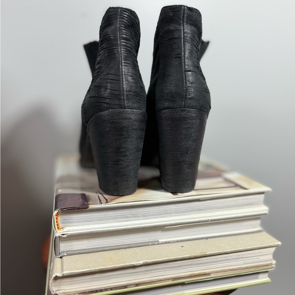 Eileen Fisher Size 9 1/2 Black Zippered Ankle Boots - Picture 14 of 15